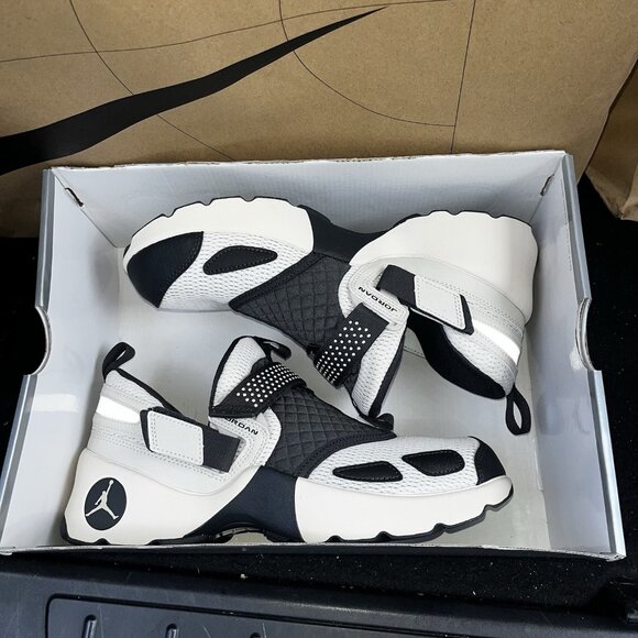 NEW Nike Jordan Trunner LX Light Orewood Brown HQ2164-102 Women's Size 10 - Picture 7 of 7